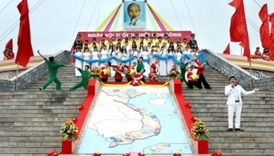 Во Вьетнаме празднуют День воссоединения страны и Первомай - ảnh 1